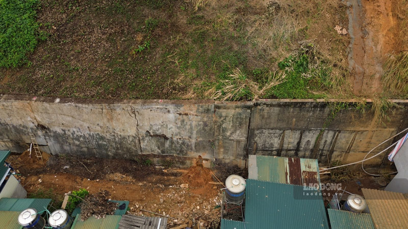 The embankment behind Lao Cai Provincial Political School is unblocked, posing a risk of landslides threatening households below. Photo: Dinh Dai