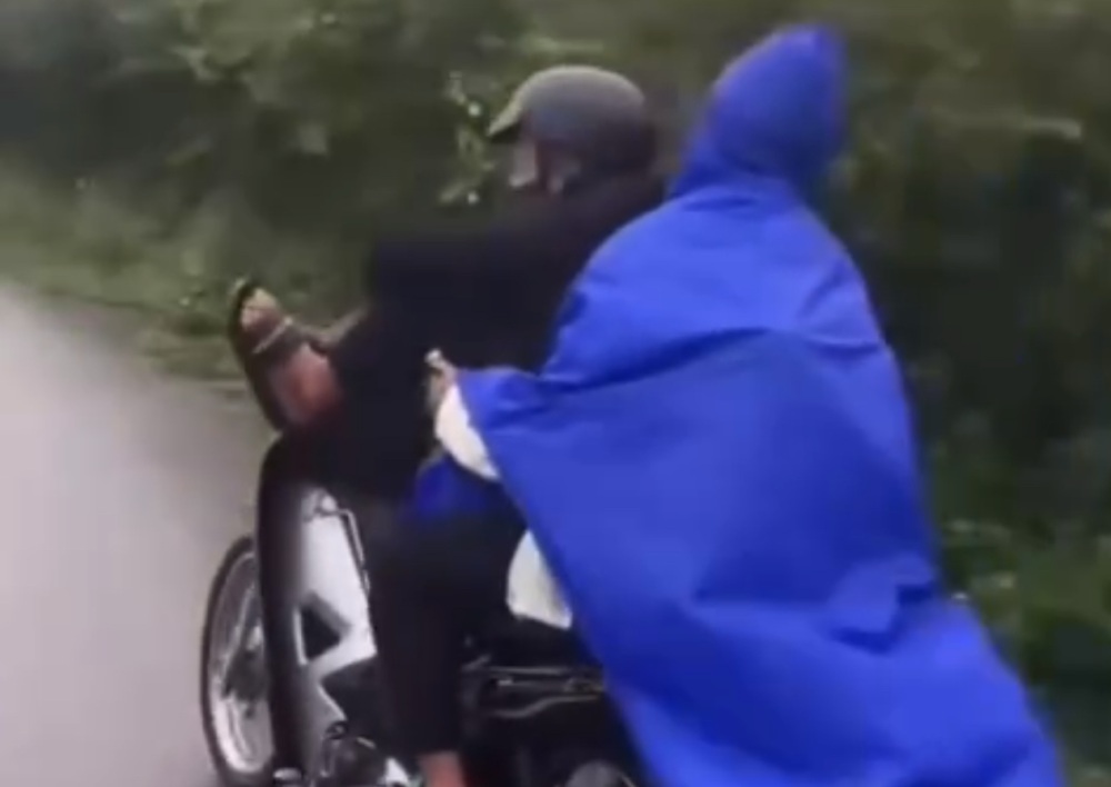 Thiếu niên điều khiển xe máy bằng chân. Ảnh: Công an Hà Tĩnh.