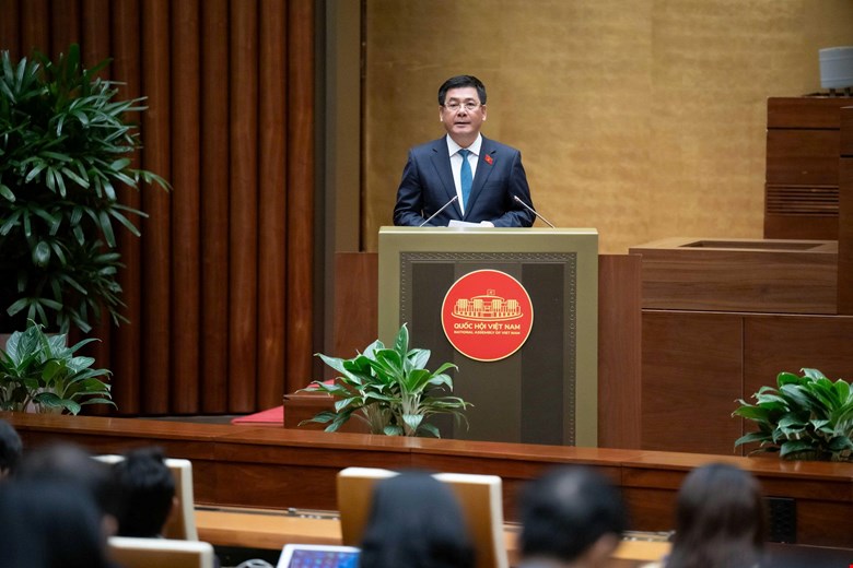 Minister of Industry and Trade Nguyen Hong Dien presented the draft Law on E-commerce. Photo: Quochoi.vn