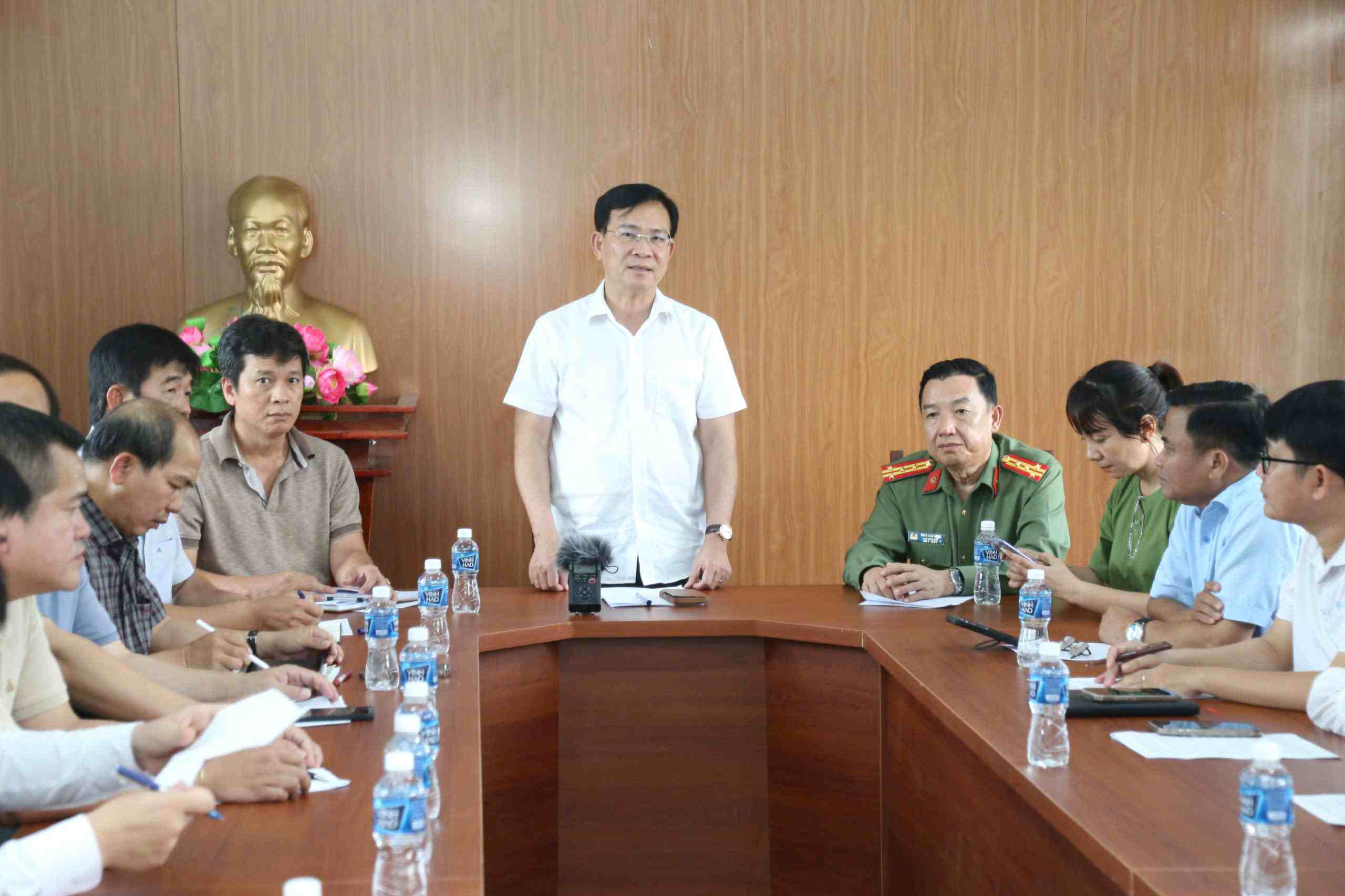 Chu tich UBND tinh Lam Dong Ho Van Muoi khang dinh ho chua nuoc tai xa Tuy Phong bi vo gay lu quet la “nhan tai, khong phai thien tai“. Anh: Nguyen Luan