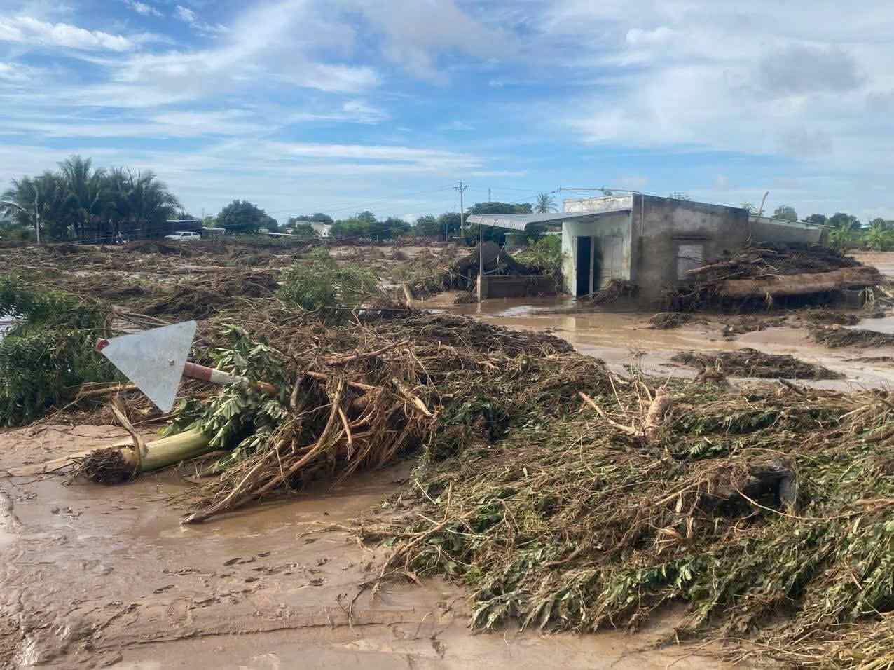 Ho nuoc bi vo gay lu quet lam hu hong nha cua cua nguoi dan. Anh: Phuc Khanh