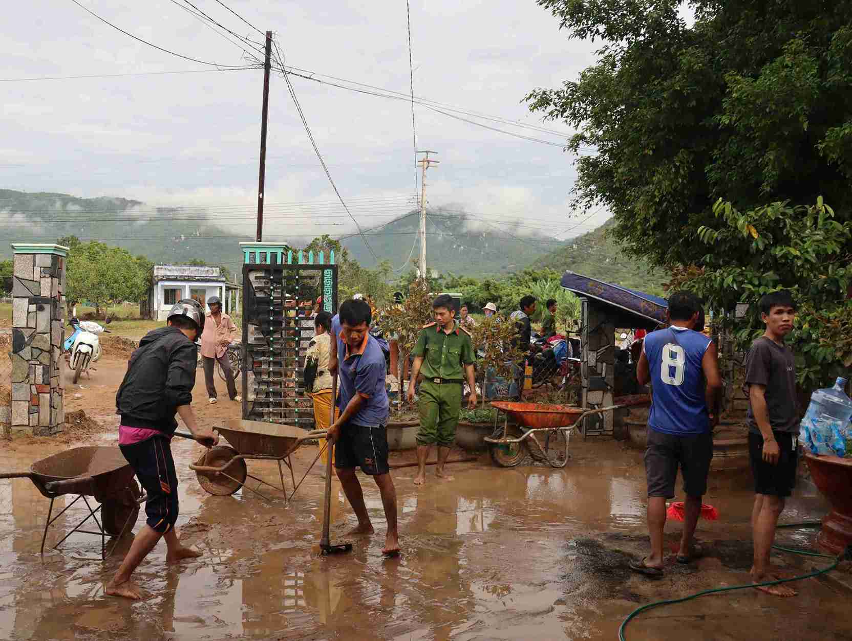 Cac luc luong giup do nguoi dan khac phuc hau qua do lu quet gay ra tai xa Tuy Phong. Anh: Phuc Khanh