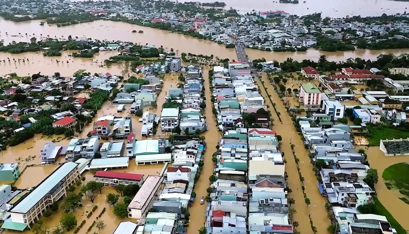 Floods and rains have flooded thousands of houses in the Central region. Photo: Truong An
