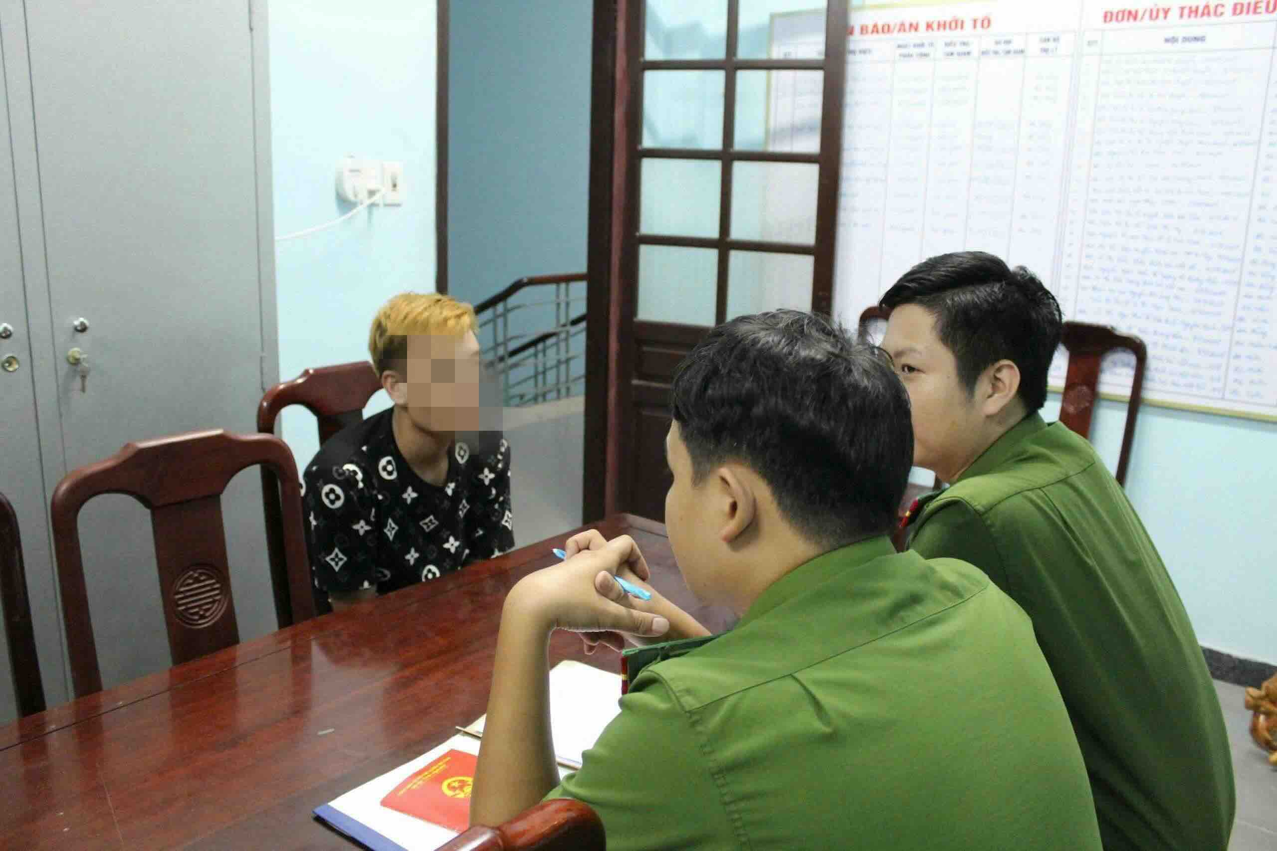 Công an TP Huế vừa giúp dân khắc phục hậu quả mưa lũ, vừa đấu tranh với các đối tượng phạm tội. Ảnh: T. Hồng.