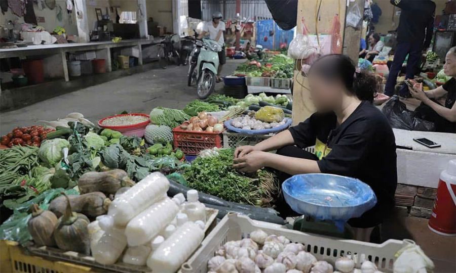 일자리와 체제 해결을 기다리는 동안 채소를 팔기 위해 시장에 나가는 간호사. 사진: 쫑록