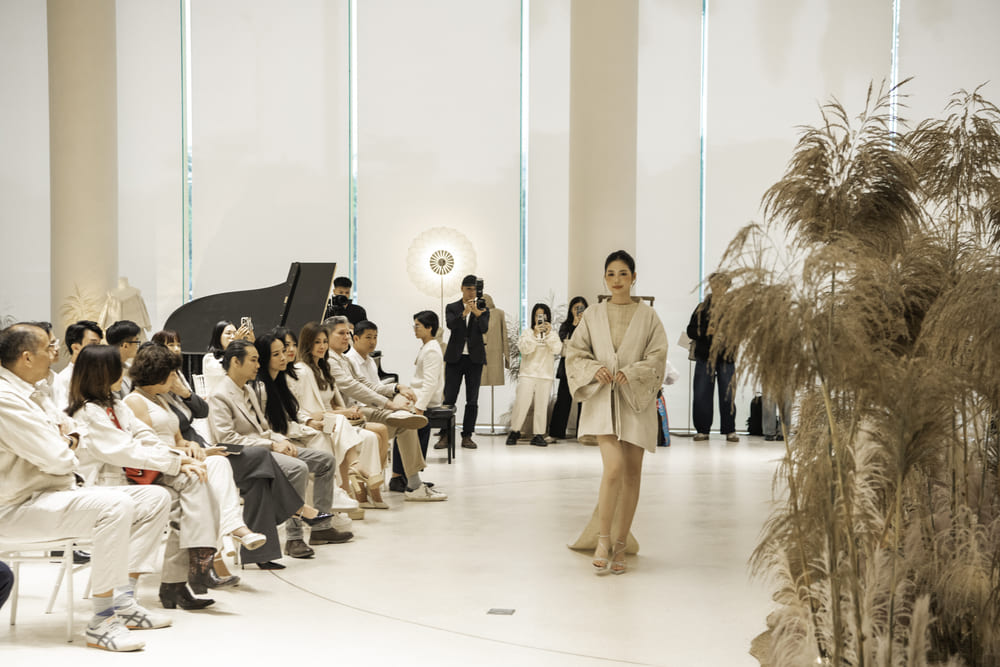 Runner-up Tran Ngoc Chau Anh confidently walked around to show off the design in the "Terrace Collection" collection. Photo: Character provided