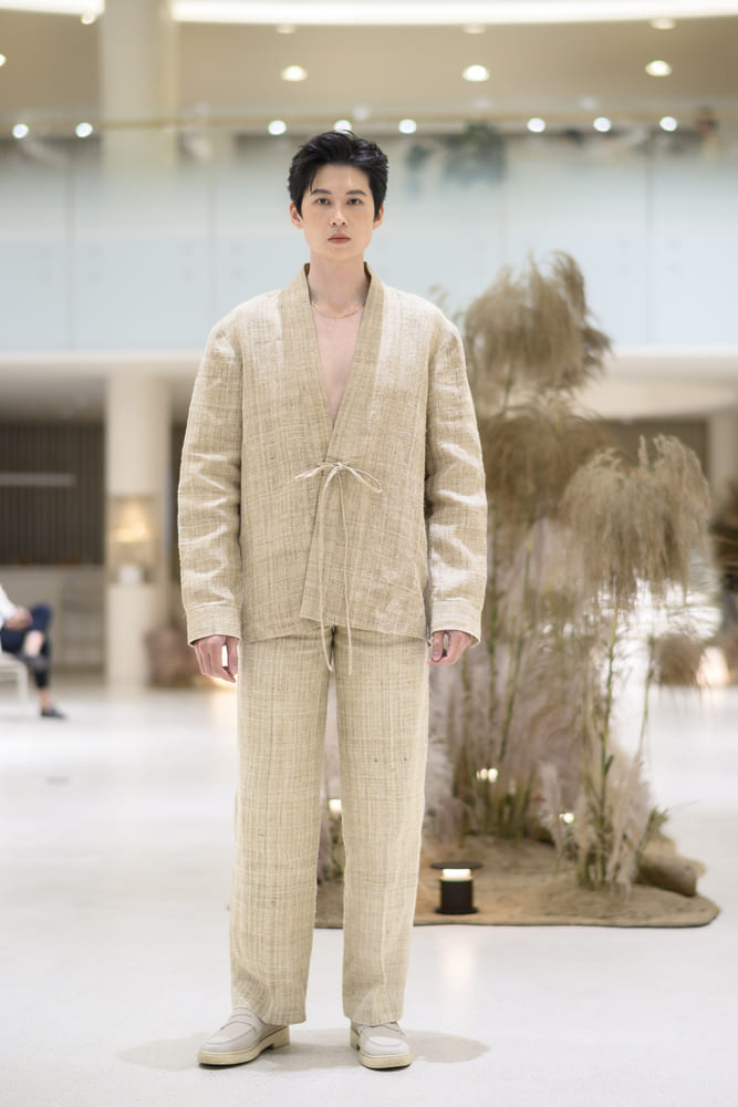 Show dien thoi trang nam trong du an Hemp Journey do DKO, Lalago va mot so don vi cung ho tro thuc hien. Anh: Nhan vat cung cap