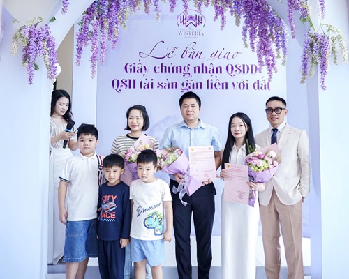 Niem vui cua cu dan The Wisteria khi duoc nhan so hong. Anh: WTO