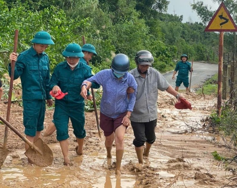 Dan quan xa Thuong Duc, TP.Da Nang khac phuc khu vuc sat lo tren duong DH12. Anh: Truong An