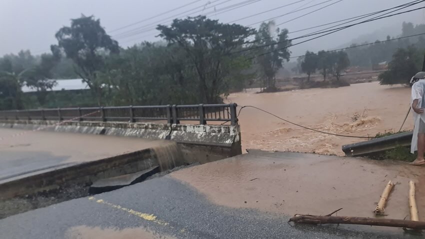 大雨によりフーマウ橋の橋台が崩壊し、旧ナムドン地区エリアが外側から遮断された。写真：タイの息子.