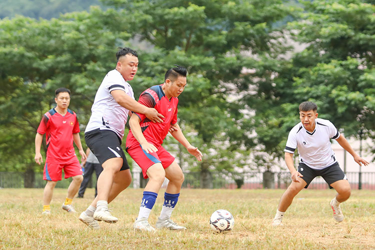 Cac van dong vien tranh tai o noi dung bong da. Anh: Tran Dung