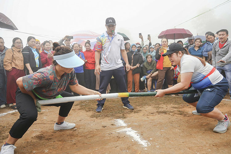 Atletas del barrio de Muong Lay provincia de Dien Bien compiten en levantamiento de pesas. Foto: Tran Dung