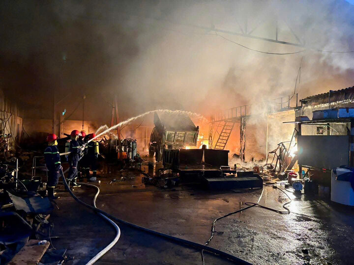 The Fire Prevention and Rescue Police force promptly controlled the fire at the station to repair the car in Thuong Coc commune. Photo: Phu Tho Provincial Police