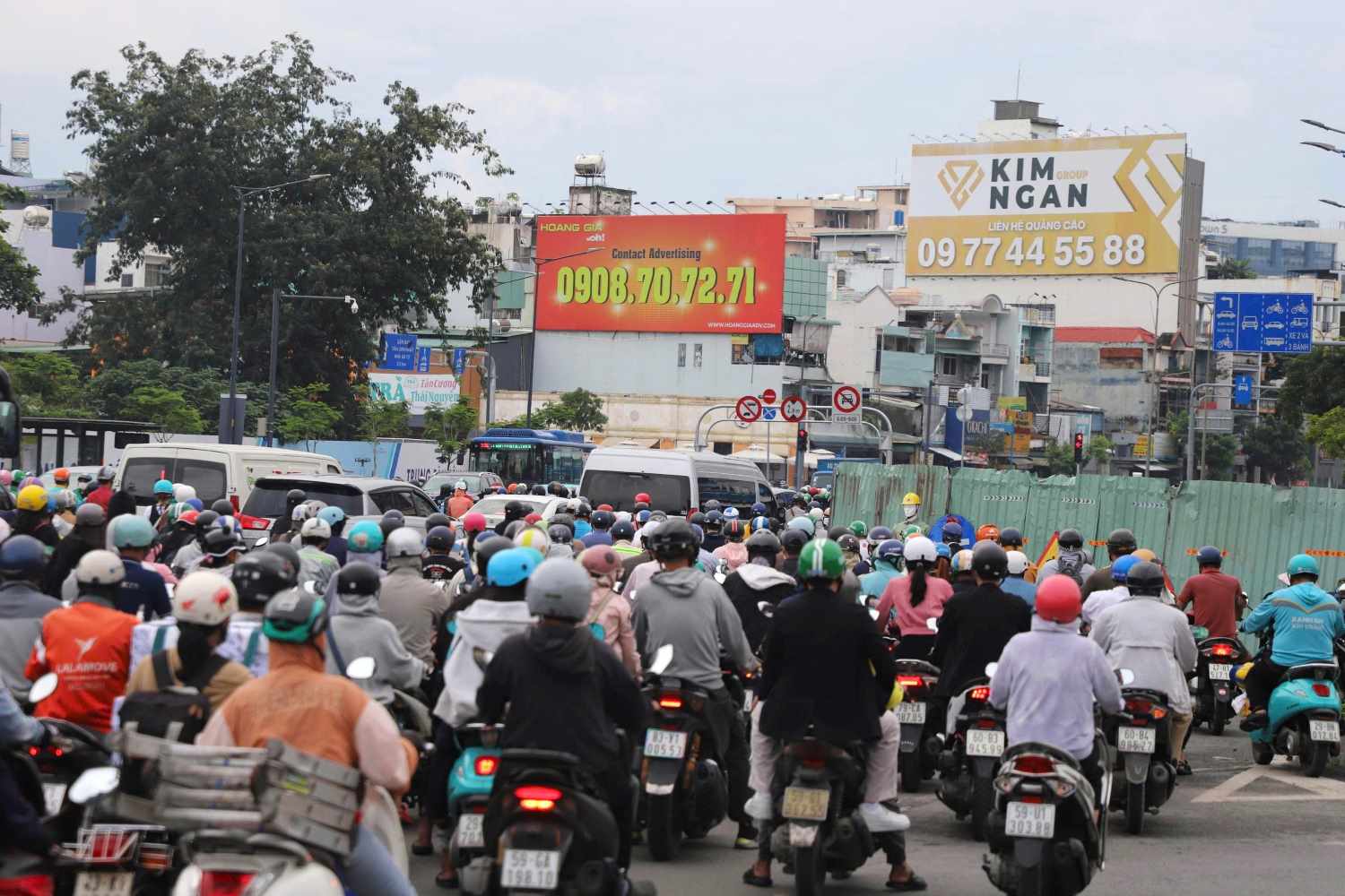 Lo cot chiem dung mat duong Cong Hoa gay ket xe.  Anh: Minh Quan