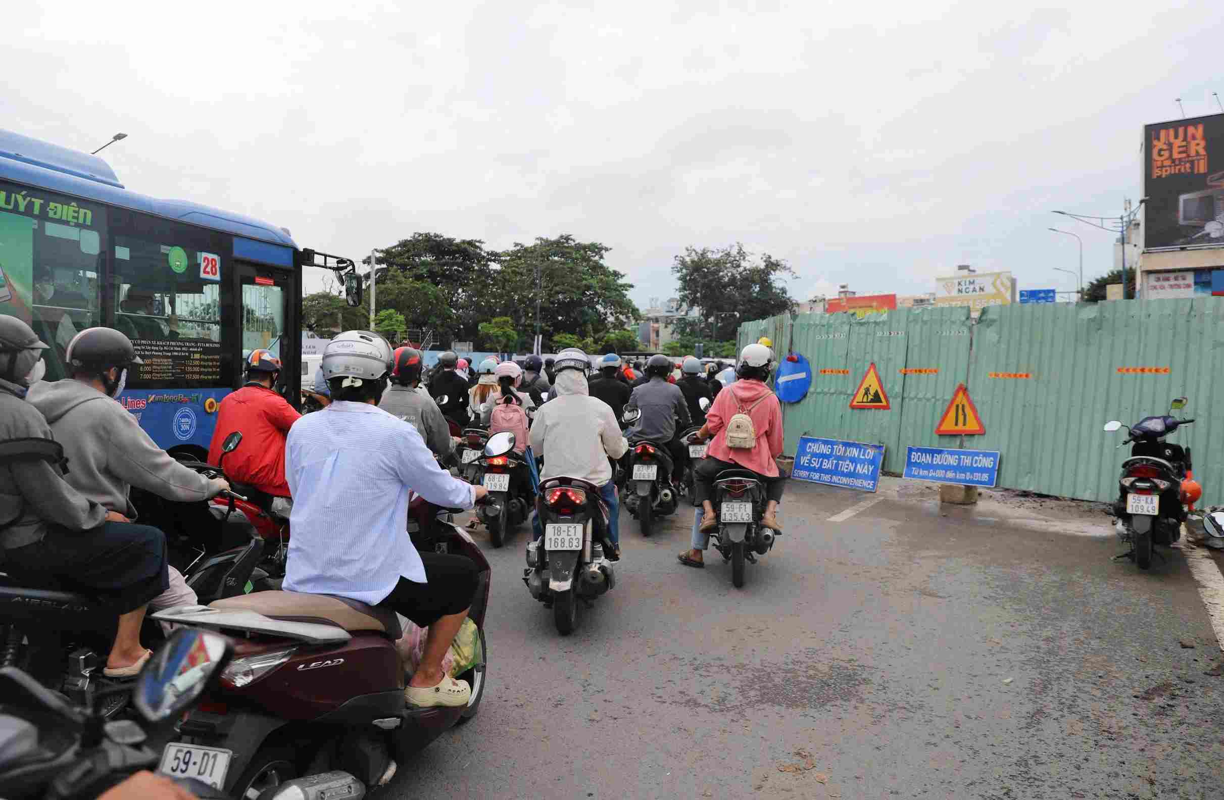 Un tac duong Cong Hoa do lo cot Metro so 2 chiem dung mat duong.  Anh: Minh Quan