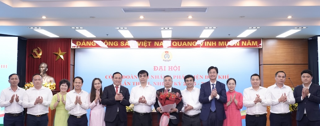 Mr. Nguyen Manh Kha - Permanent Vice President of Petrovietnam Trade Union (5th from right) and the Executive Committee of the Oil and Gas Power Plant Branch Trade Union at the 2nd Congress, term 2025-2030. Photo: CDP