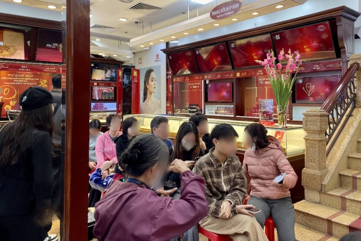 Gold prices fluctuated, buyers took 2 taels, sellers took profits. Photo: Ha Linh