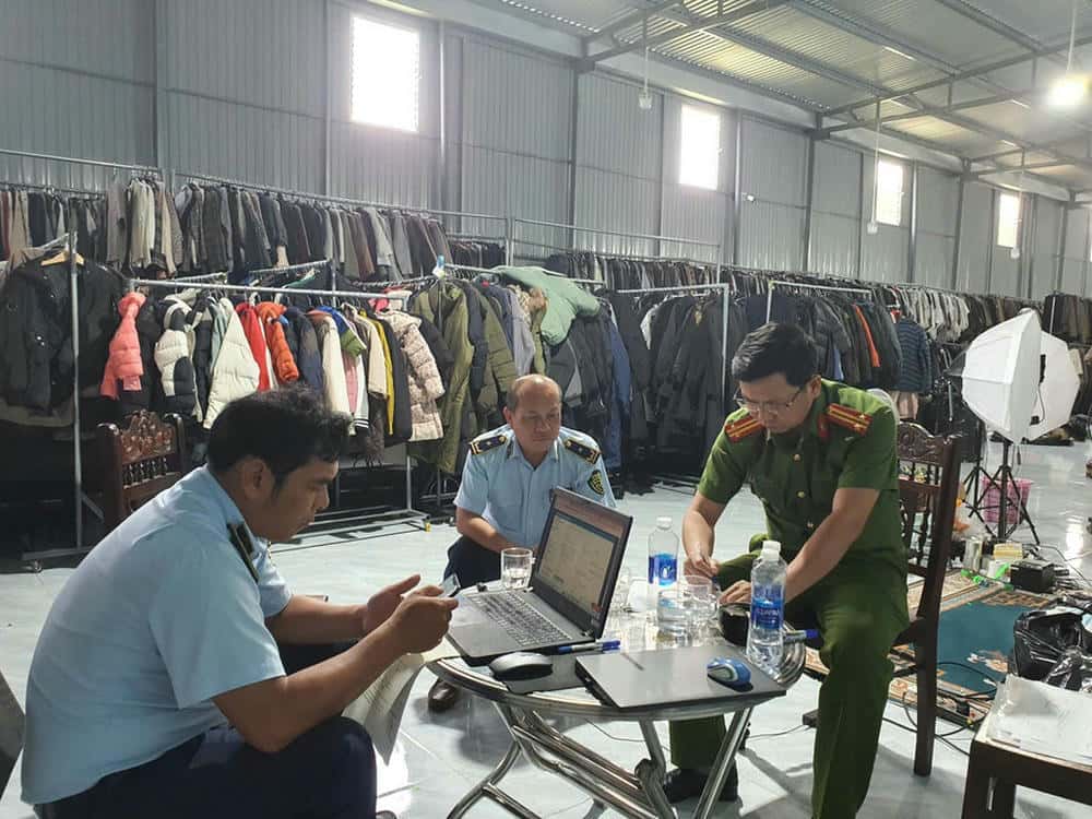 当局は侵害品を検査し、罰金を科し、没収します。写真: ザライ市場管理