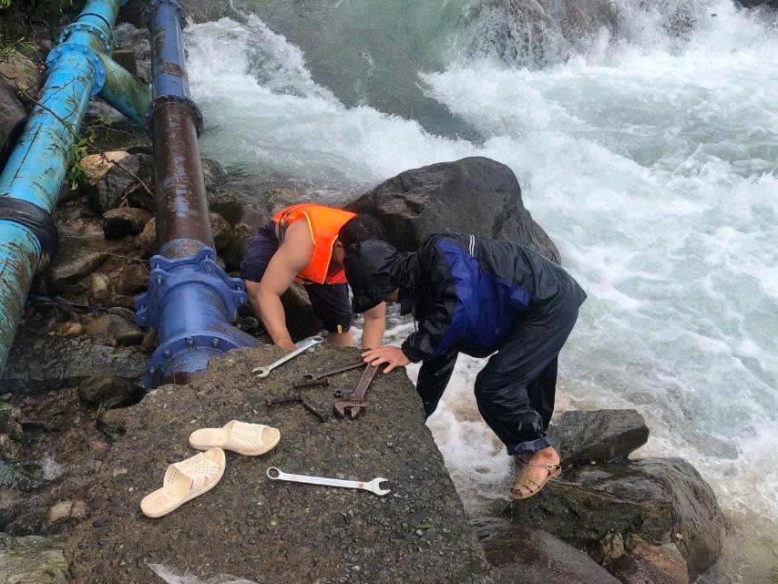 HueWACO workers are bracing up to fix the problem to ensure water supply for the company. Photo: H. My.