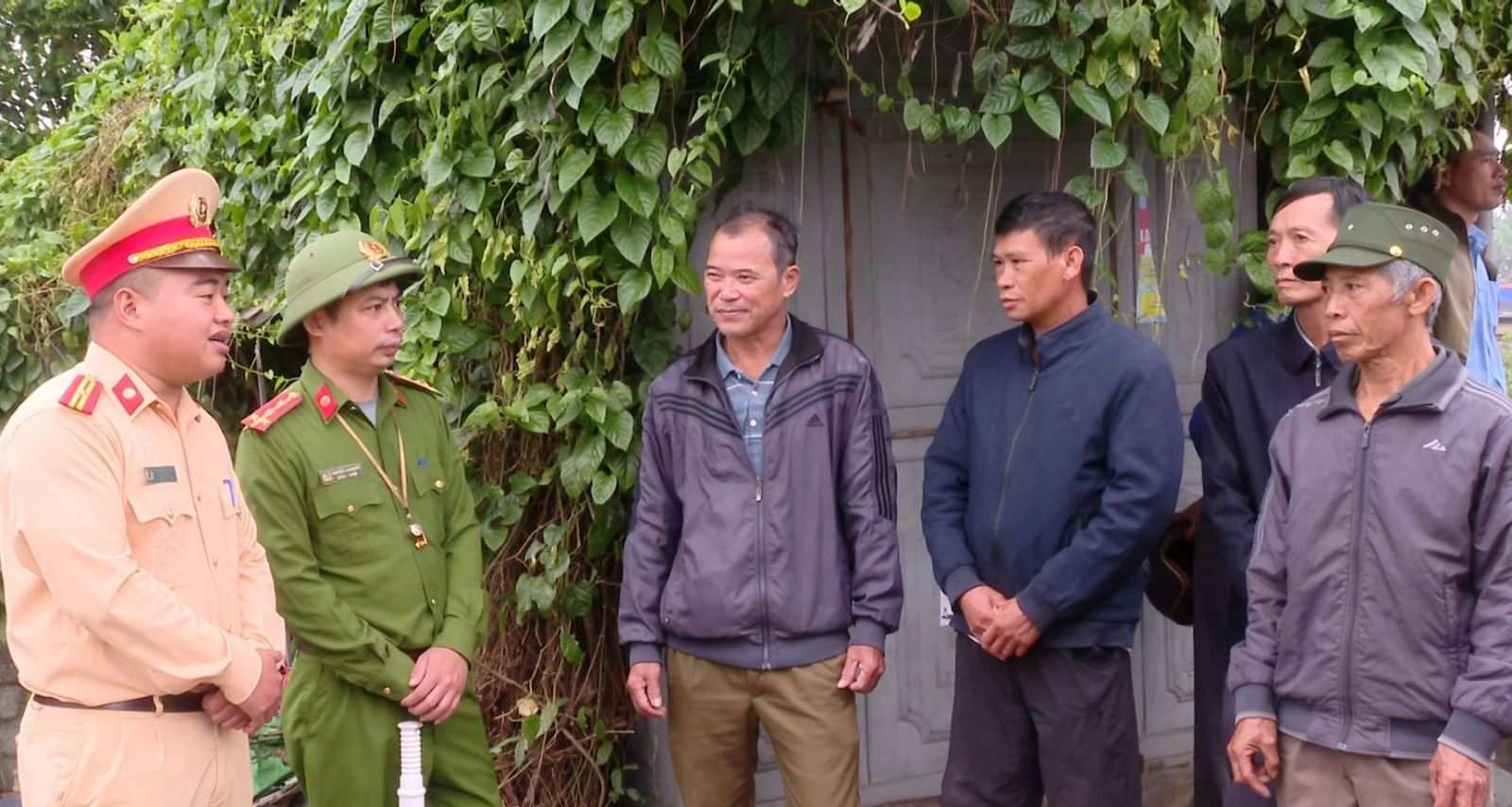 Luc luong chuc nang tuyen truyen, pho bien, giao duc phap luat ve trat tu an toan giao thong duong sat cho nguoi dan. Anh: Dieu Anh