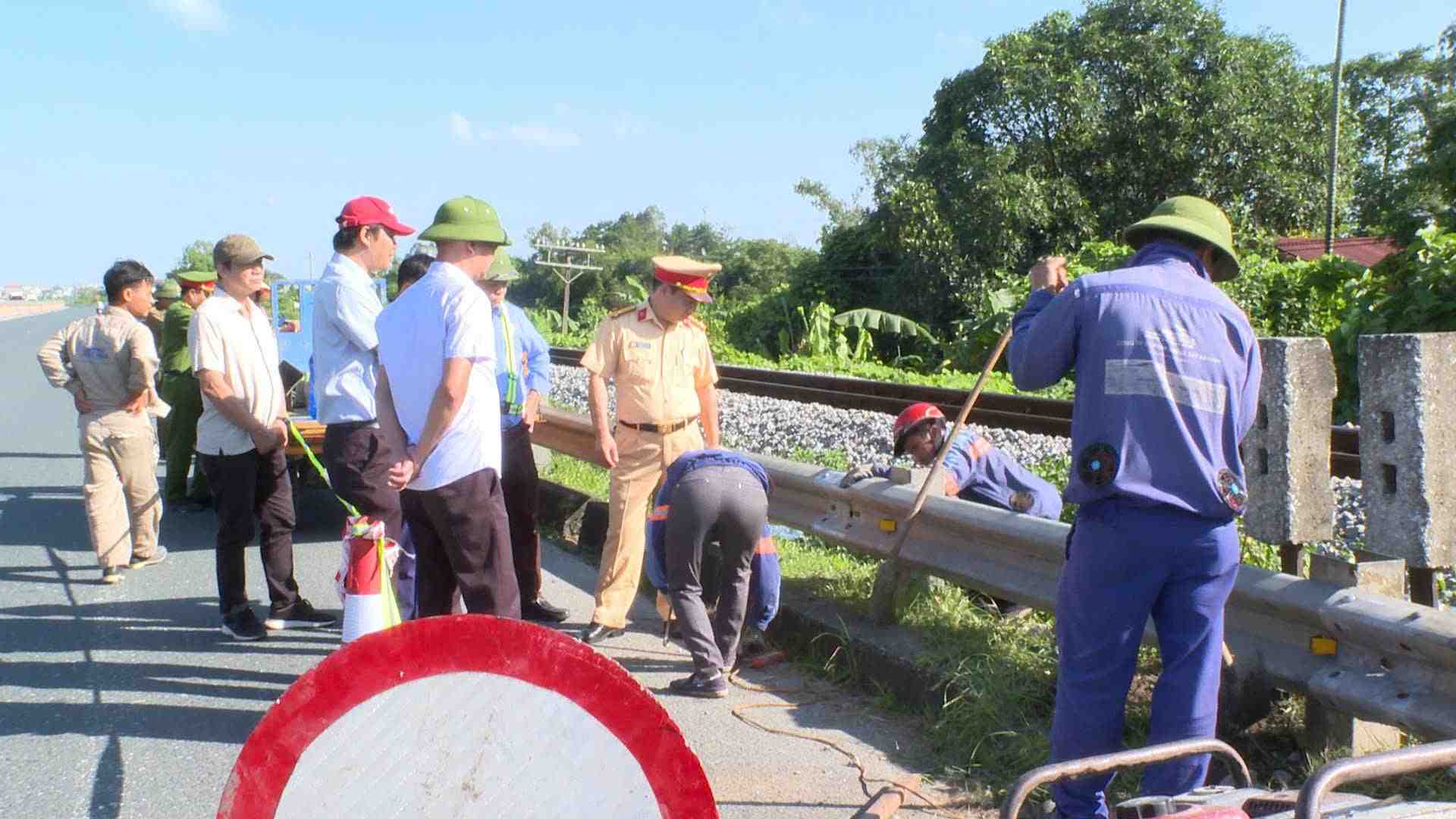 Luc luong chuc nang rao chan mot loi di tu mo qua duong sat tai phuong Ha Nam, tinh Ninh Binh. Anh: Dieu Anh