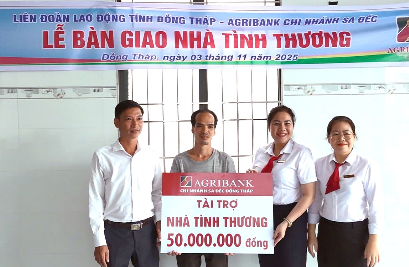 Thuc hien nghi thuc ban giao nha tinh thuong. Anh: Thanh Mai
