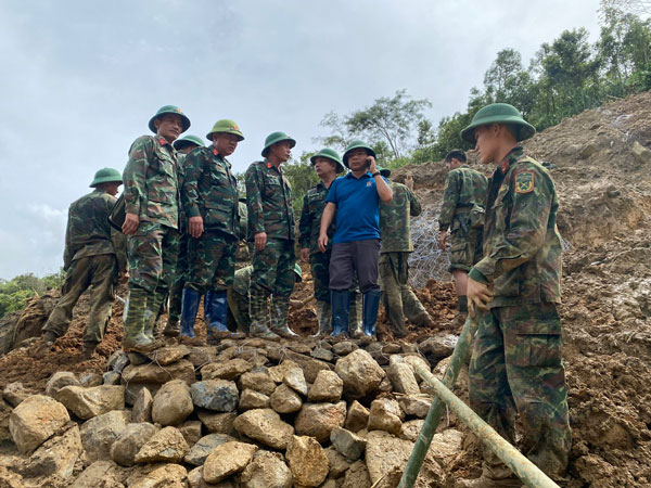 Hon 200 can bo, chien si tai hien truong de khac phuc thiet hai sau mua lu. Anh: Thanh Tuan 