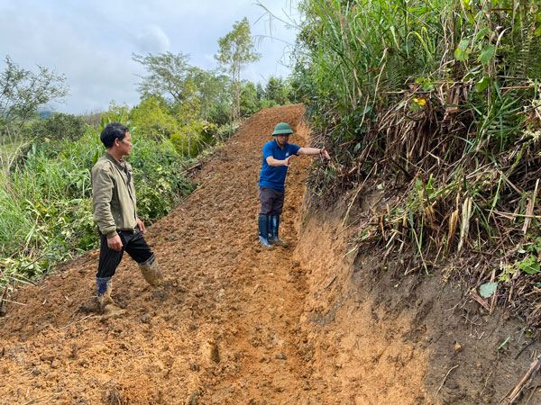 Mot con duong tam vua mo de ket noi voi thon lang. Anh: Thanh Tuan 