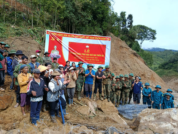 The army and people organized to repair the damage and open the road to Ngoc Linh commune after the flood. Photo: Thanh Tuan