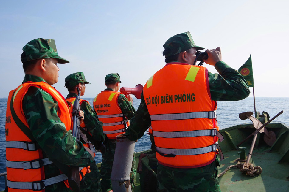 Bo doi Bien phong tinh keu goi tau thuyen tranh tru bao an toan. Anh: Hoai Phuong