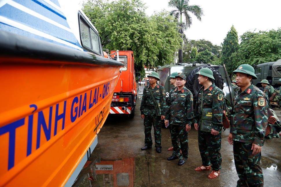 Fuerzas y vehiculos del Comando Militar Provincial de Gia Lai preparados para la prevencion y lucha contra la tormenta numero 13. Foto: