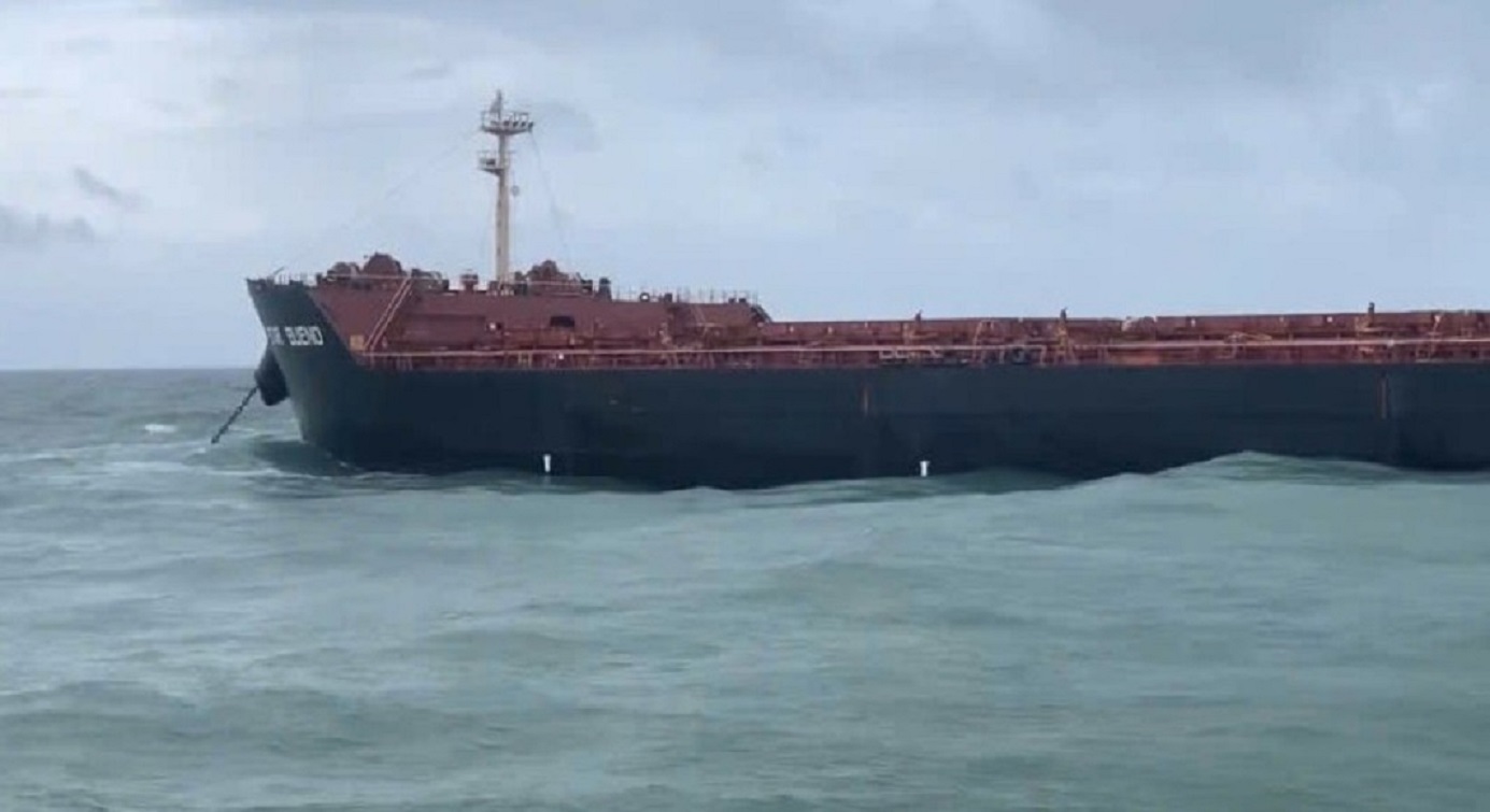 STAR BEUNO 선박은 현재 꽝응아이 해역에 좌초되어 있으며 선박에는 약 163m3의 DO 기름과 2 066m3의 FO 기름이 남아 있습니다. 사진: 칸토안