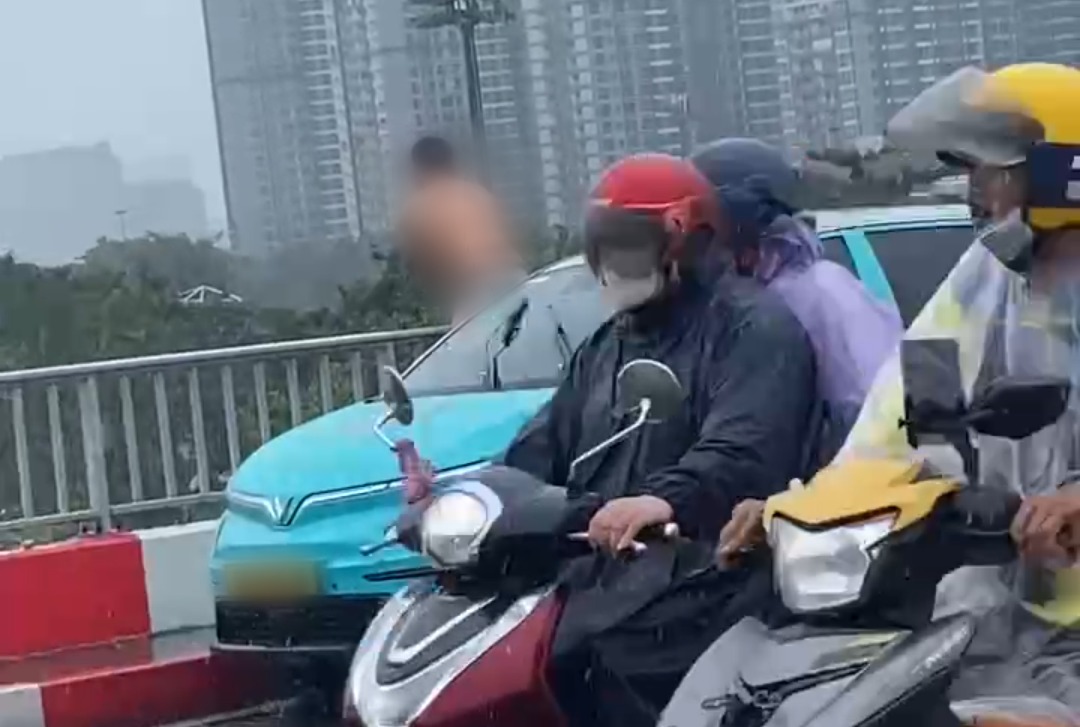 Hinh anh nguoi dan ong dung tren cau tu gay thuong tich roi nhay xuong song. Anh: Anh Tu