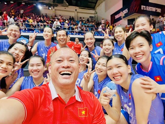 칼 림 체력 전문가(빨간색 셔츠)가 이번 주 베트남 여자 배구 대표팀과 함께 다시 일하고 있습니다. 사진: 칼 림