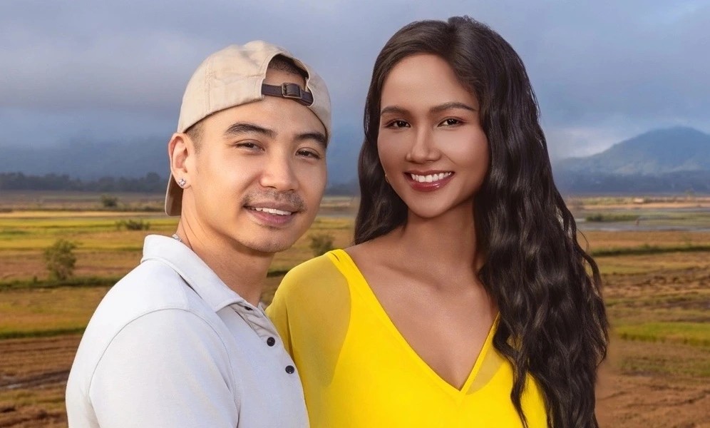 Miss H'Hen Nie and her husband. Photo: Nhan Pham.