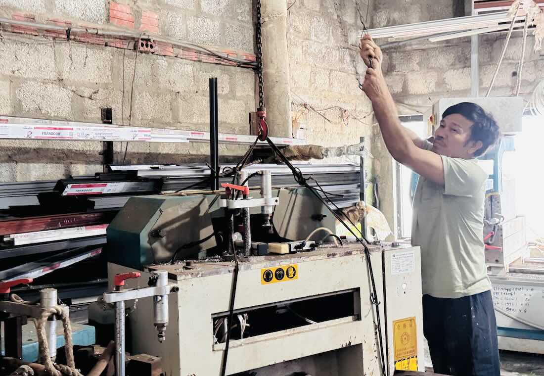 人々は洪水を避けるために滑車を使って機械を引き上げます。写真: コン・サン