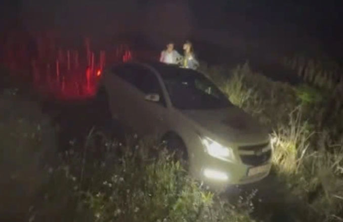 Chiếc xe do tài xế vi phạm nồng độ cồn lái lùi lao xuống ruộng. Ảnh cắt từ clip: Cục CSGT
