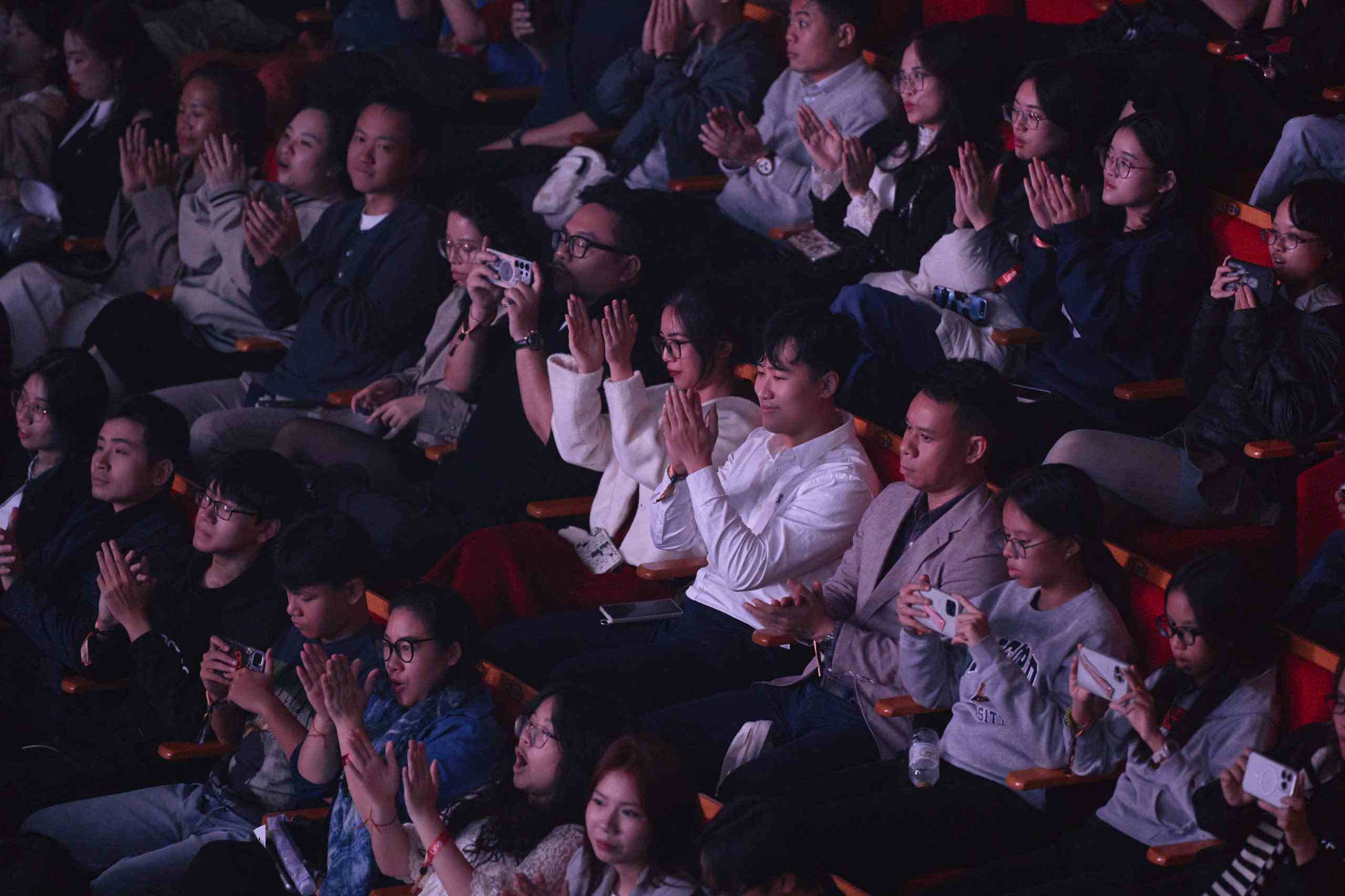 Khan gia hoa minh vao dem nhac voi moi cung bac cam xuc. Anh: Ban To chuc