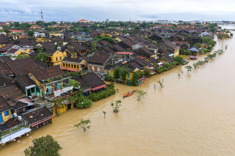 Cac tuyen duong ven song, thap trung ngap nuoc sau. Anh: Thanh Chuong