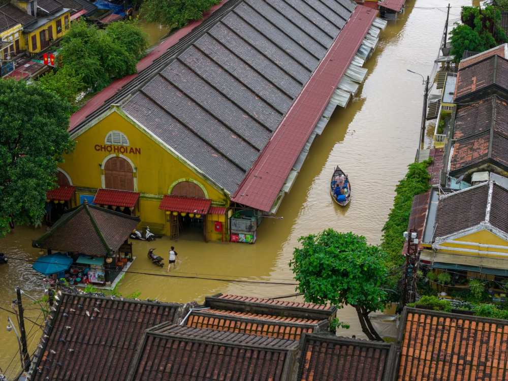 Cho Hoi An tiep tuc ngap, nuoc lu dang cao. Anh: Thanh Chuong