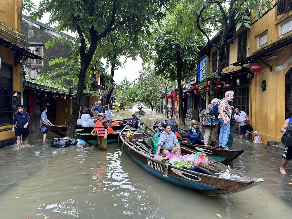 Lu chong lu, nguoi dan van phai dung thuyen, ghe di chuyen qua nhung doan ngap sau. Anh: Thanh Chuong