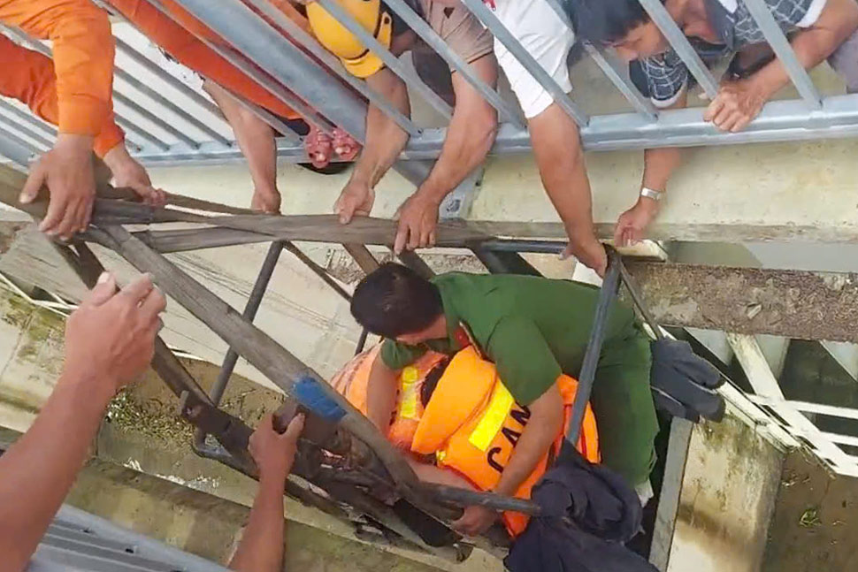 Nguoi dan va luc luong chuc nang xa Tay Son (Gia Lai) ho tro dua hoc sinh nhay dap len bo. Anh: Cong an