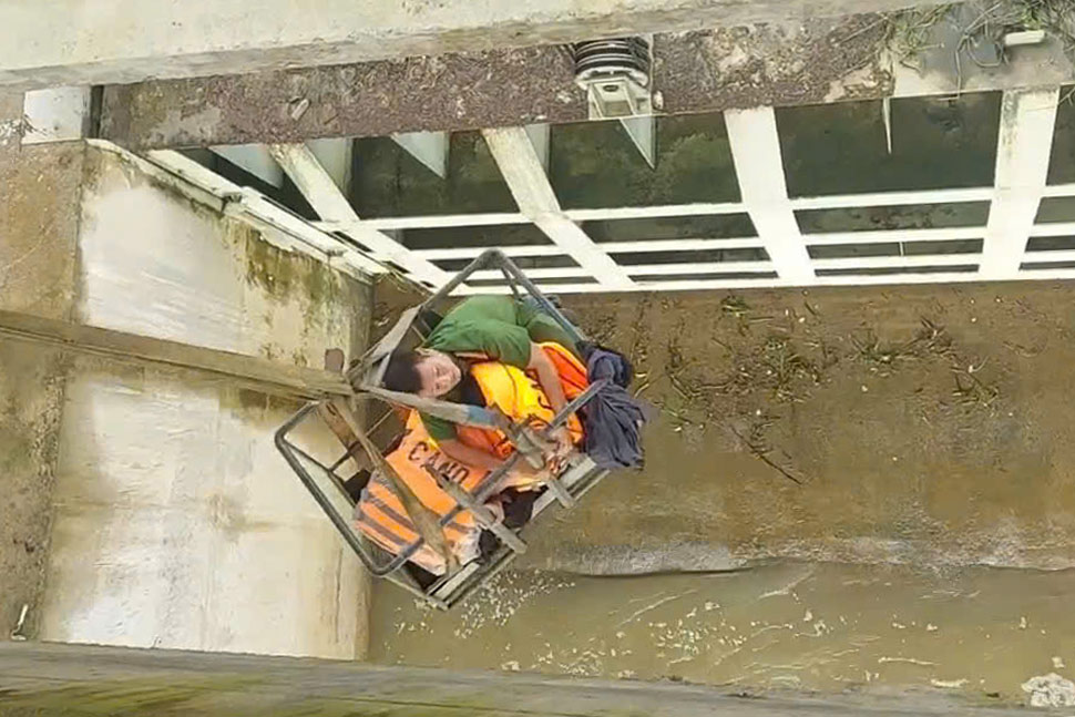 The authorities used a crane to bring the 11th grade student to shore for emergency care. Photo: Police