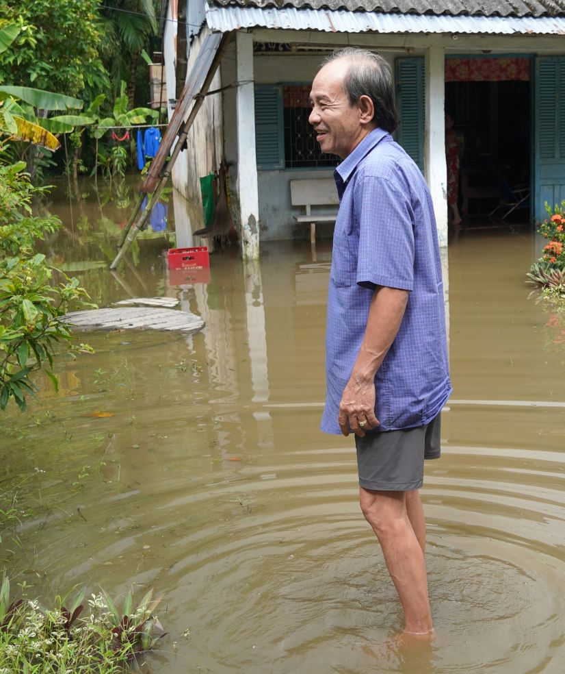 Ong Tran Van Mung o xa My Huong (TP Can Tho) cho hay nam ngoai nuoc chi dang den hanh lang nen ong da nang nen nha them 3 tac. Tuy nhien, nam nay nuoc ngap den nua goi, gia dinh ong phai “song chung voi nuoc”.