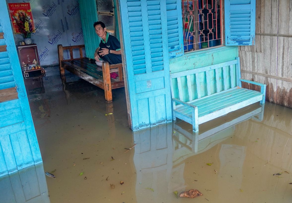 Mot can nha o xa My Phuoc (TP Can Tho) bi ngap sau, nguoi dan ngoi tren giuong cho nuoc rut chu khong con bom tat duoc.