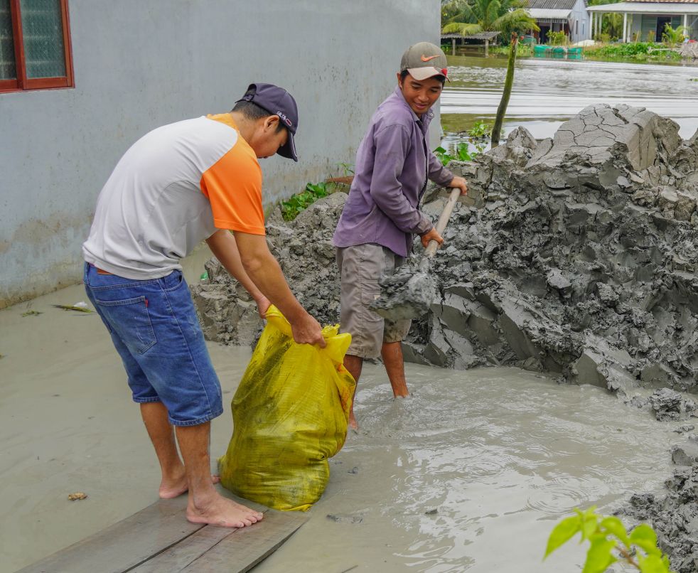 De ngan nuoc, hang chuc ho khan truong xuc dat bo bao, dap bo tam chong tran. Ong Huynh Van Le o xa My Phuoc (TP Can Tho) cho biet nhieu nam qua khu vuc nay van chiu anh huong trieu cuong nhung chua nam nao nuoc dang cao va gay ngap nang nhu nam nay. Gia dinh ong phai dap dat gia co bo bao tam nhung chi la giai phap cam chung. “Chi can them 1-2 tran mua lon nua la bo se vo, nuoc se tran vao nha“, ong lo lang.