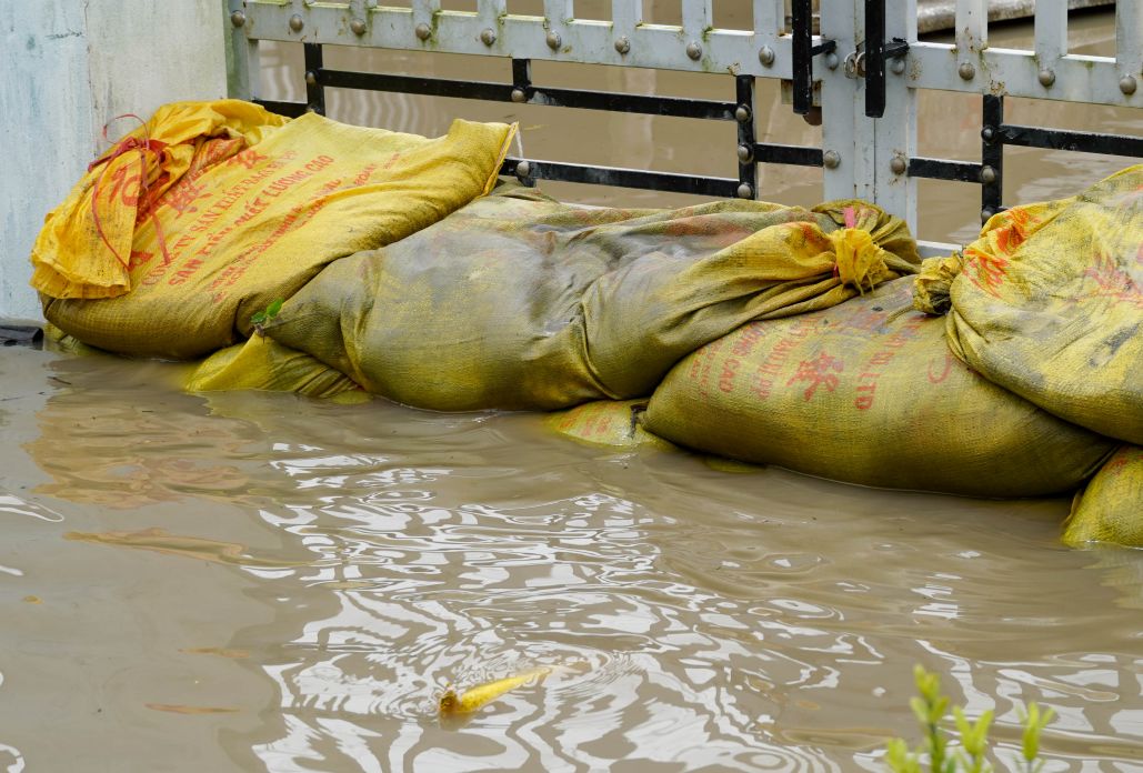 Nuoc dang tran vao nha nguoi dan 2 ben duong mac du da co ngan bo tam chan nuoc.