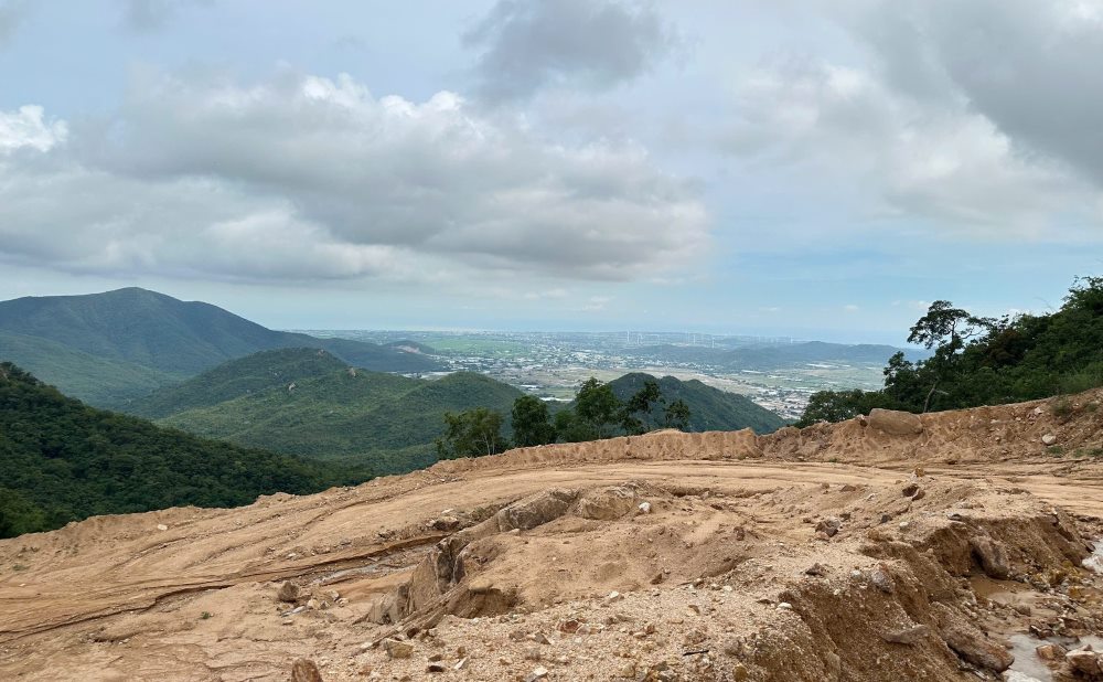 Tu tren trang trai nhin xuong vung ha du. Anh: Duy Tuan 