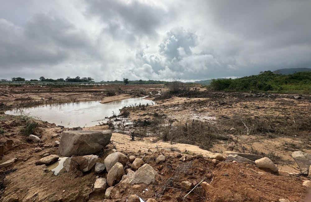 Ho chua nuoc tren trang trai xay ra su co vo. Anh: Duy Tuan 