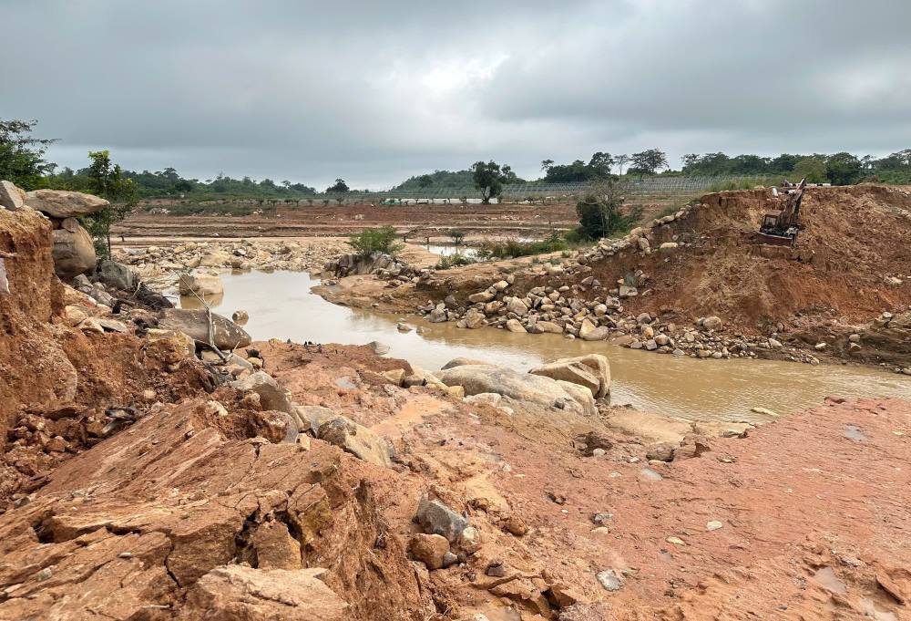 Mot vet ho dai o bo ho tren trang trai nay. Anh: Duy Tuan 